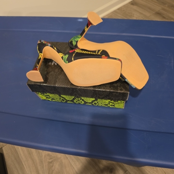 Cape Robbin Black Multicolor Heels - Picture 5 of 7